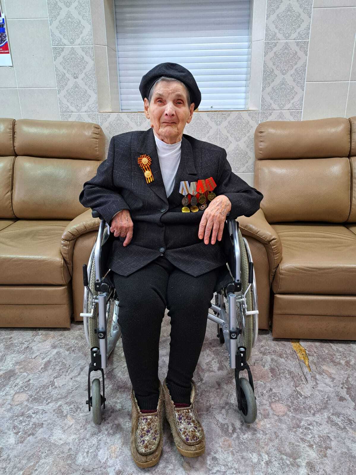 Ветераны получают памятные медали.