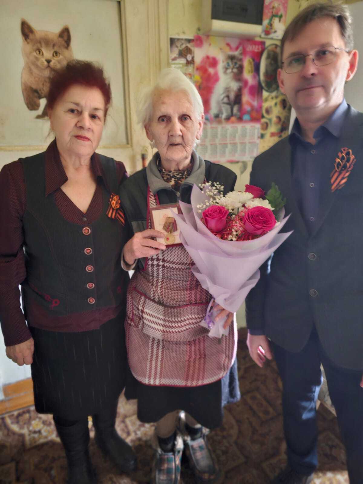 Продолжается вручение юбилейных медалей.