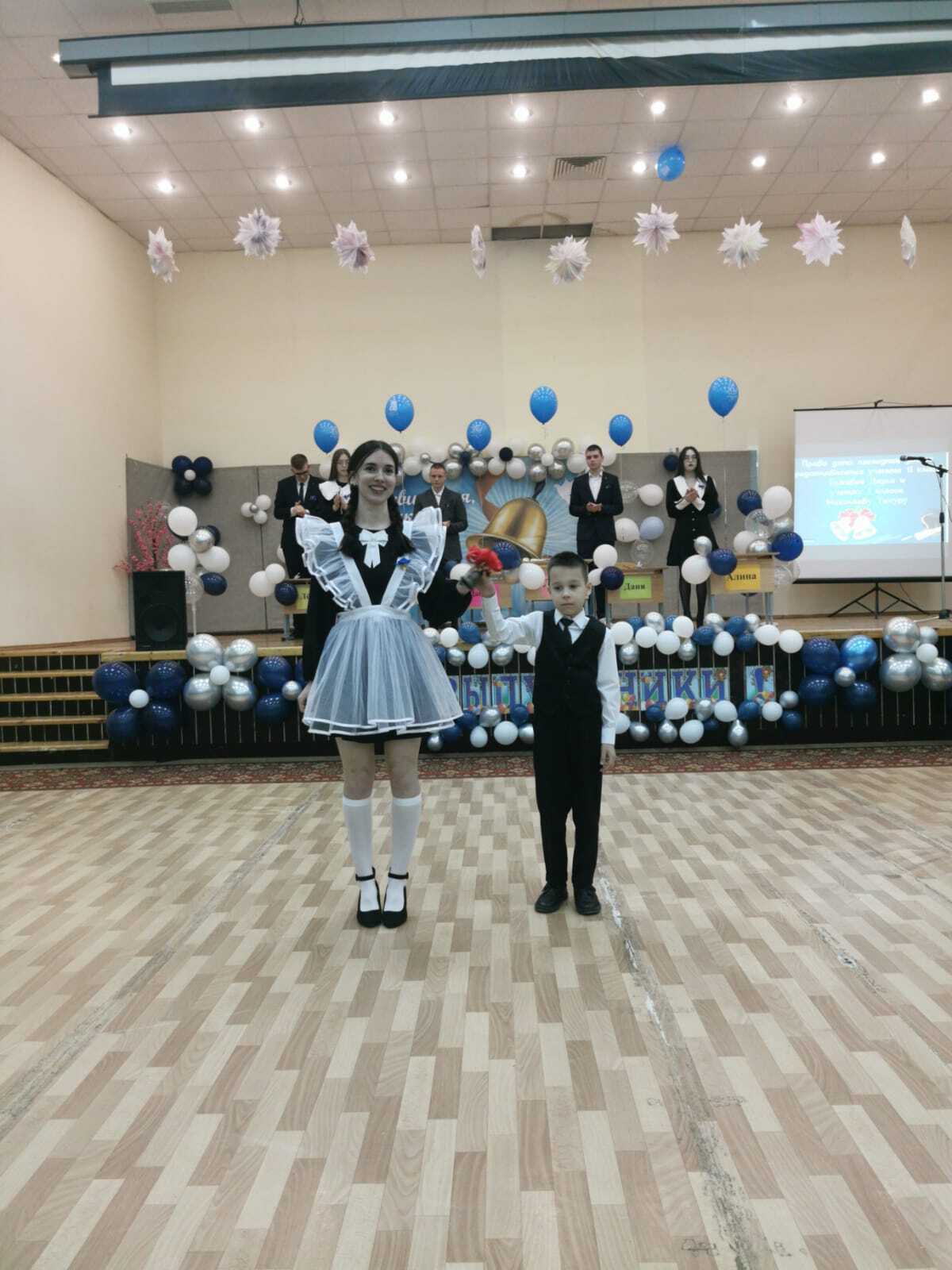 Последний звонок прозвенел во Владимирской школе.